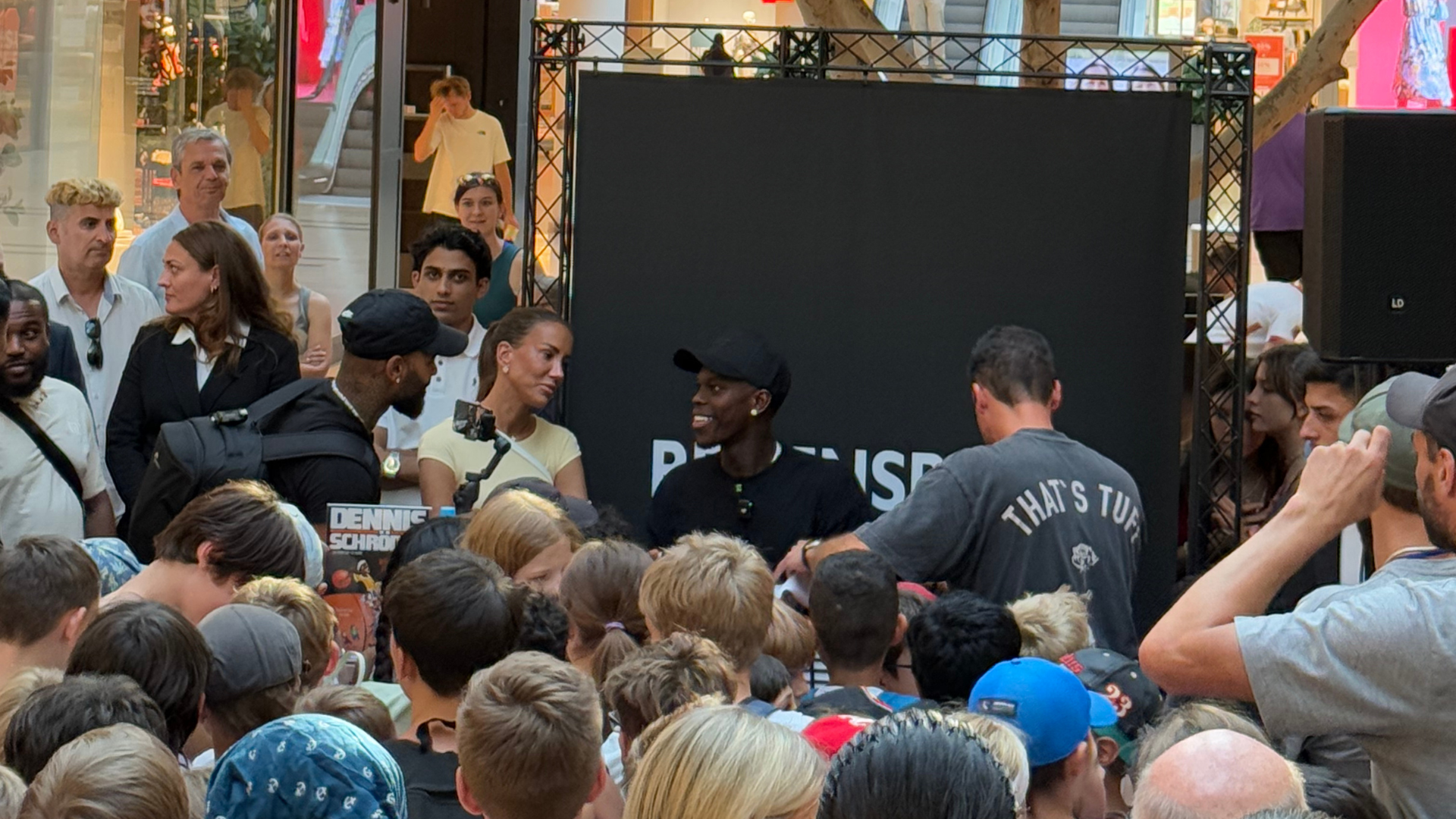 Dennis Schröder in den Arcaden