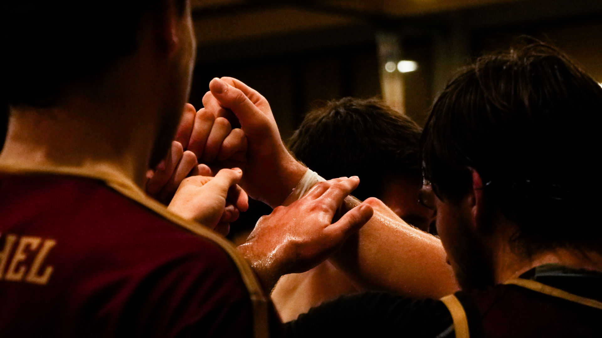 Zoom auf Hände eines Basketball Teams kurz vor dem Teamruf