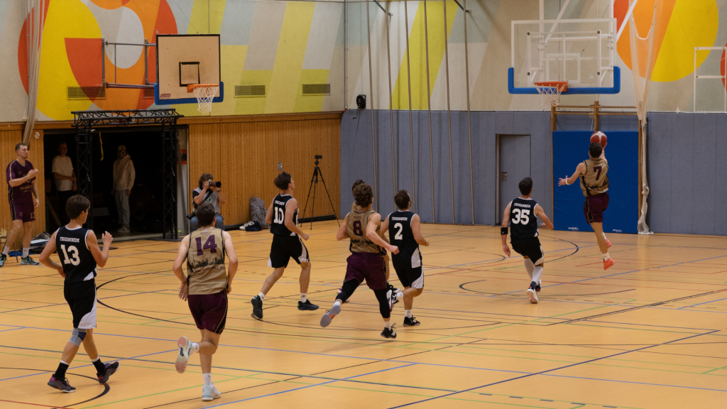 Basketball Schnellangriff bei einem Liga Spiel