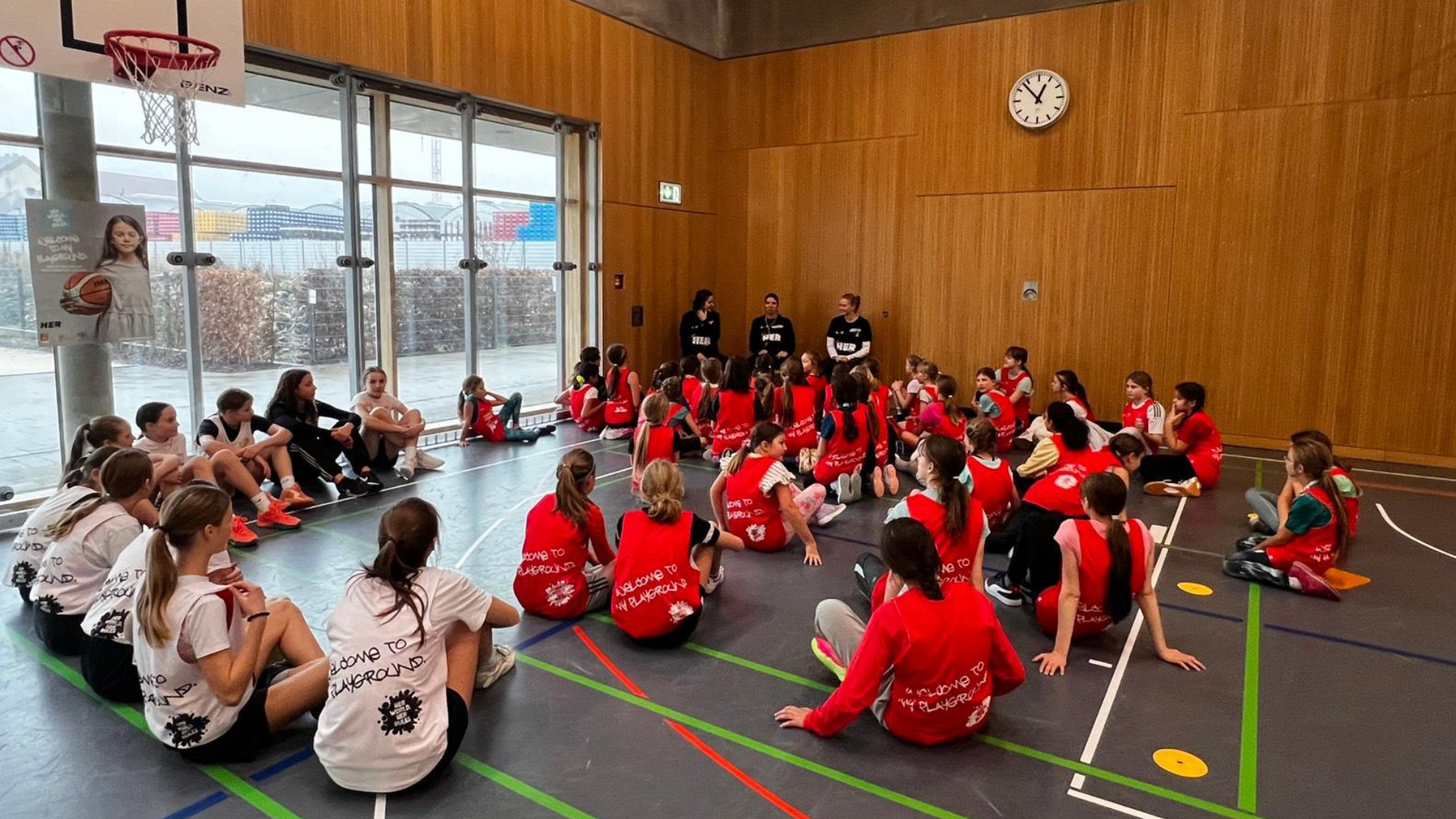 Teilnehmerinnen und Coaches bei einem Event für Anfängerinnen im Basketball