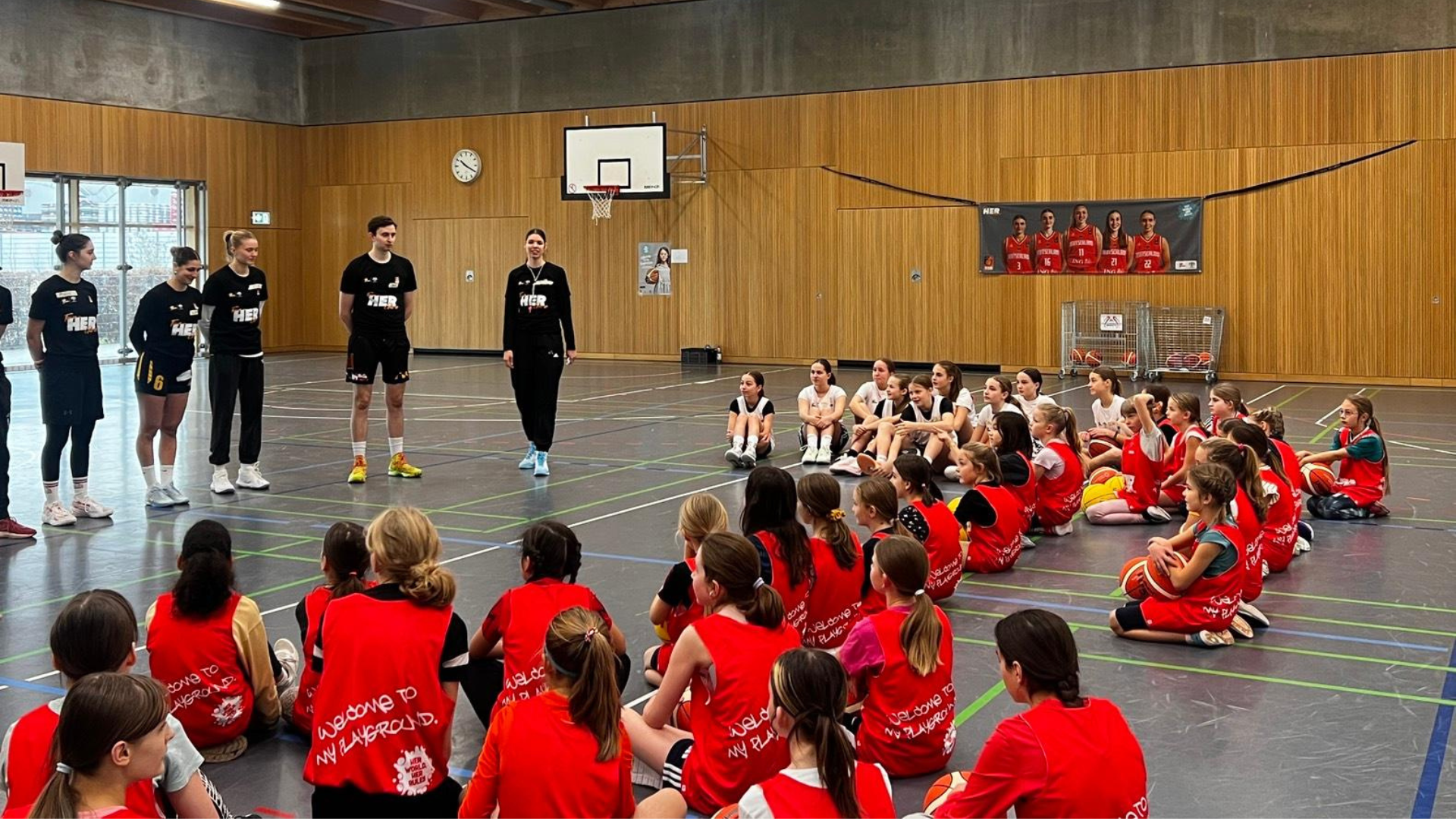 Teilnehmerinnen und Coaches bei einem Event für Anfängerinnen im Basketball
