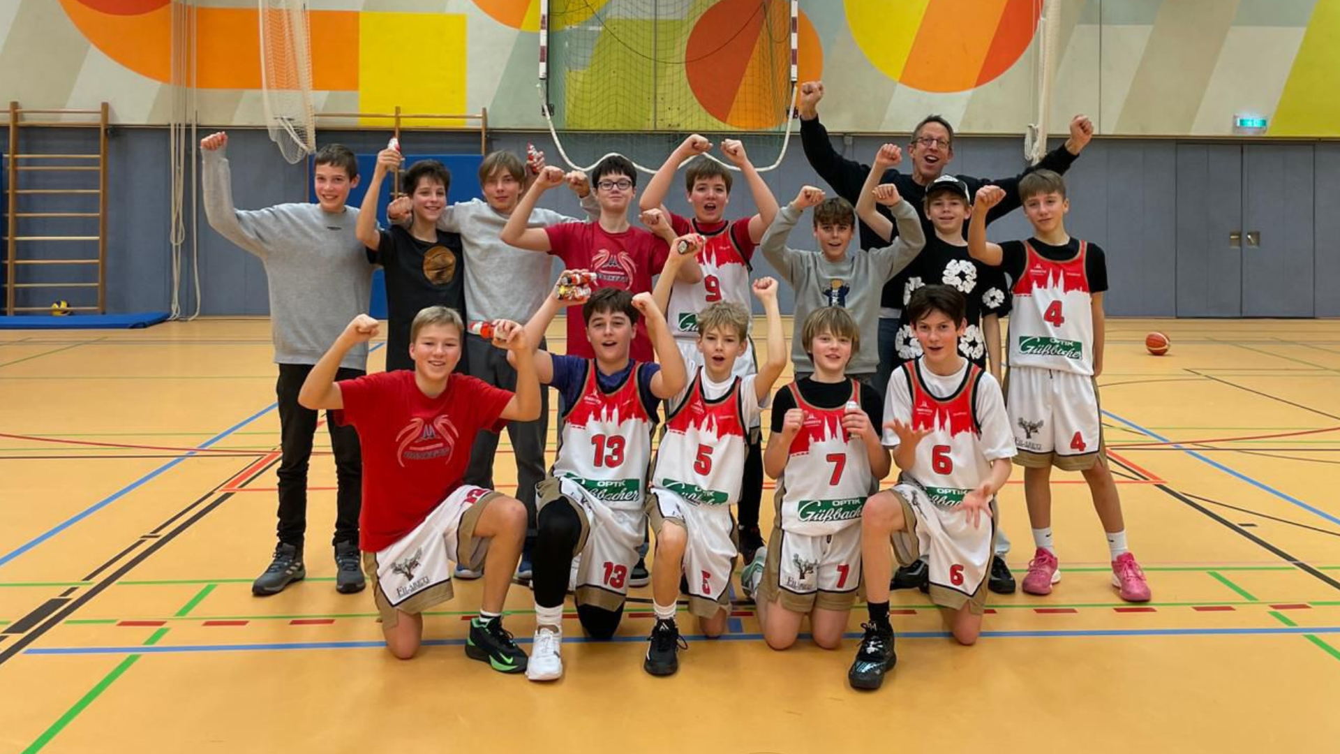 12 und 13 jährige Basketballer feiern einen Heimspiel Sieg