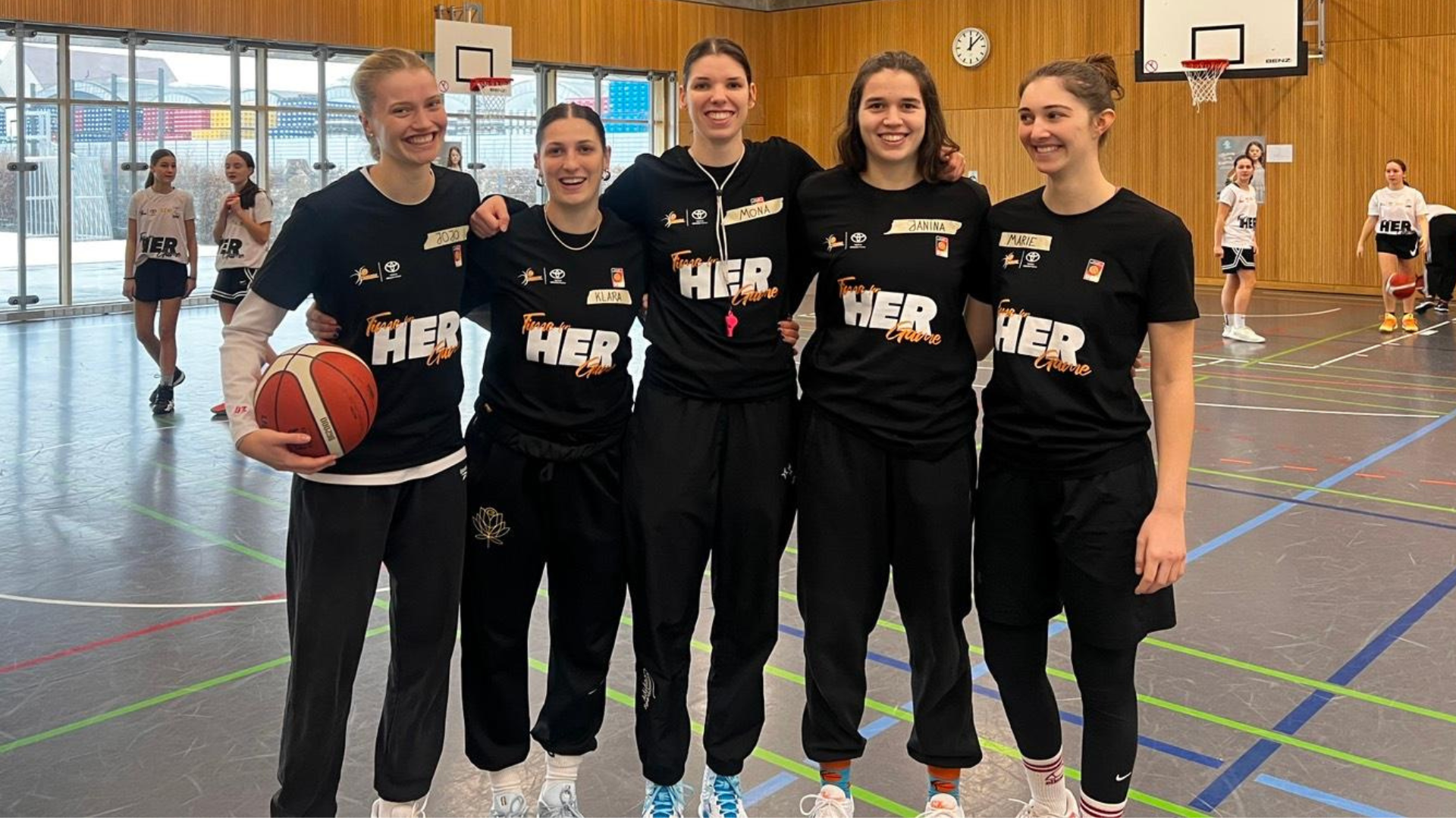 Fünf Basketball Spielerinnen bei einer Aktion für Mädchen Basketball