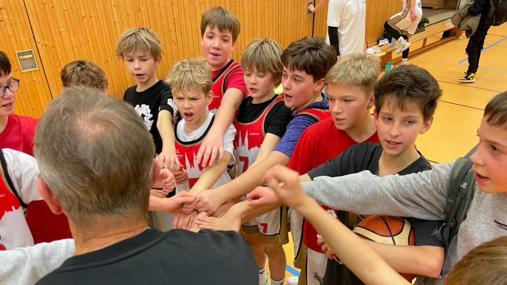 Nahaufnahme eines Teamschreis einer jugend Basketballmannschaft