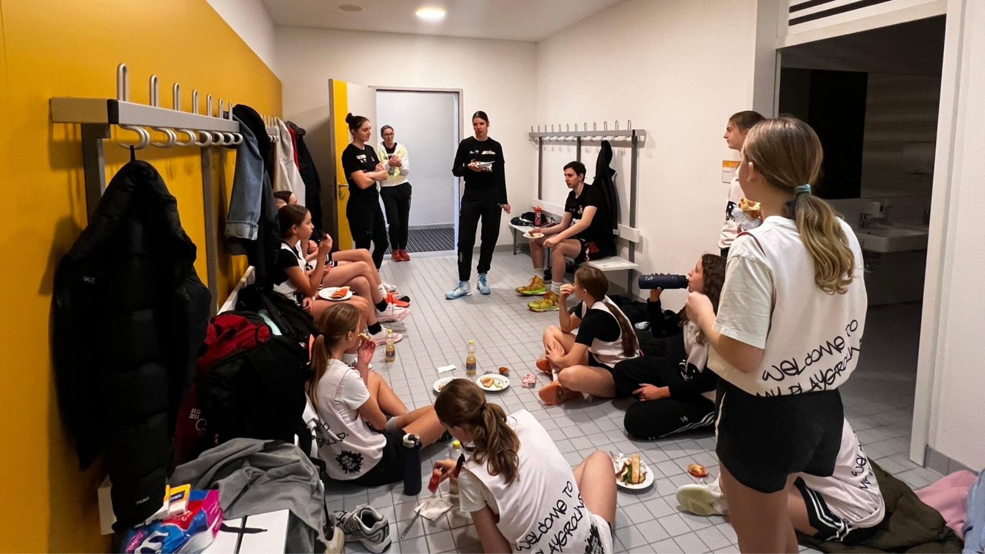 Besprechung und Stärkung in einer Umkleide