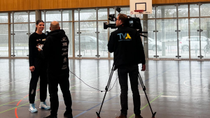 Interview einer Basketball Trainerin in einer Sporthalle