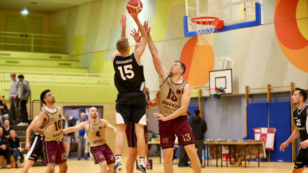Verteidigter Sprungwurf in einem Herren Basketball Spiel von Regensburg gegen Tegernheim