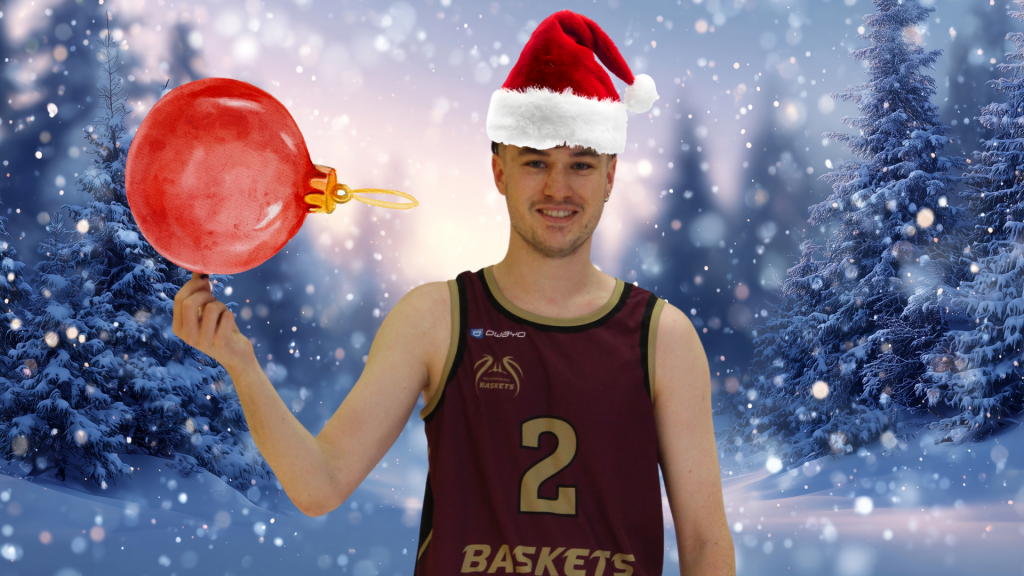 Basketballspieler mit Christbaumkugel und Weihnachtsmütze vor einer winterlichen Landschaft