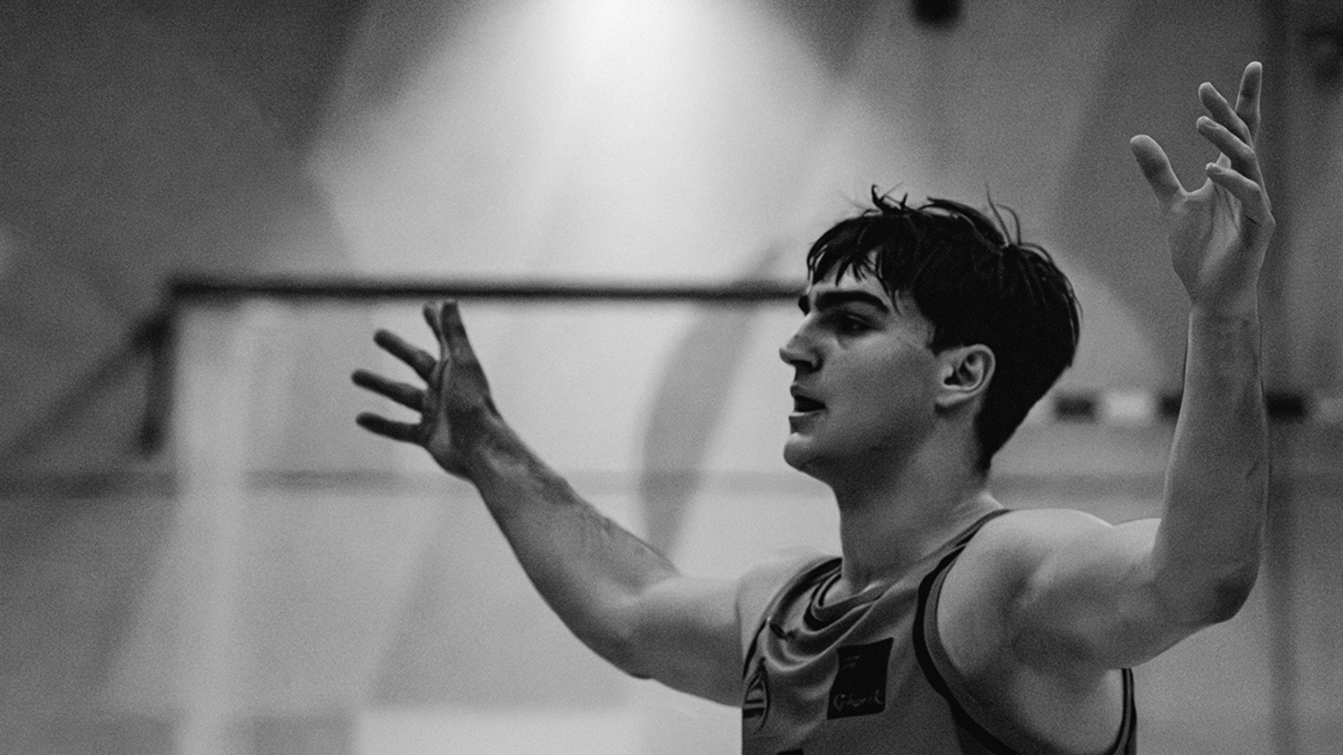 Denys Mykhailov, Basketballspieler hebt die Hände in der Verteidigung