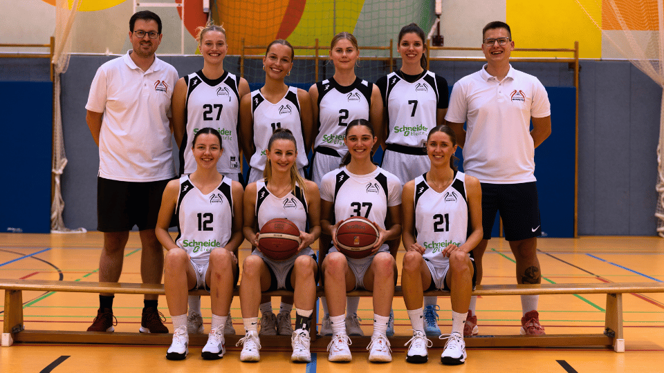 Mannschaftsfoto der 1. Damen Basketballmannschaft der Regensburg Baskets