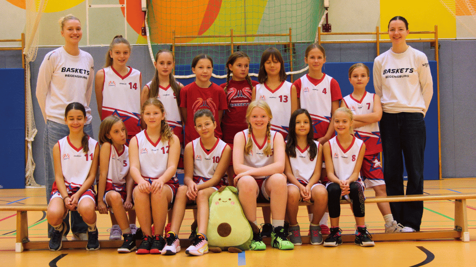 Mannschaftsfoto der U12w Basketballmannschaft der Regensburg Baskets in der Saison 25/26