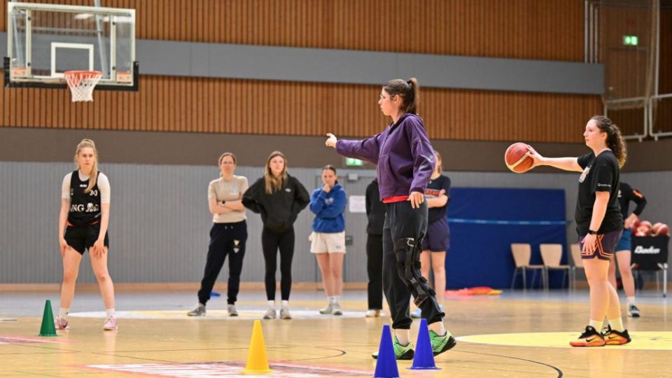 Unsere Koordinatorin des Mädchenbereichs Mona Römer in Action in einer Basketballhalle